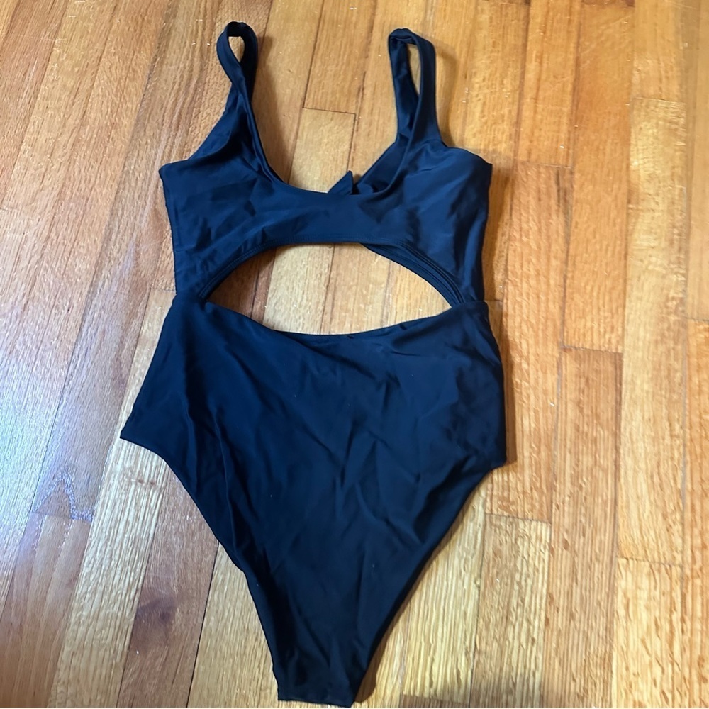 ZAFUL / Swimwear / One-Piece / Bow Front Cut Out One Piece Swimsuit Size S (T)